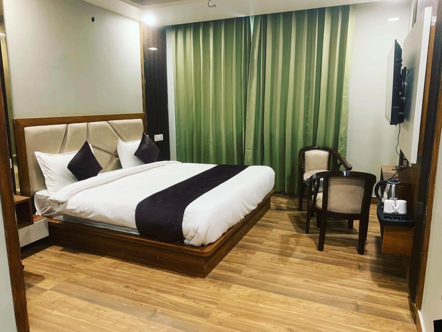 Hotel & Hostel Vimal Ganga Ришикеш Экстерьер фото